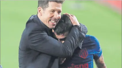  ?? FOTO: EFE ?? De esta manera tan gráfica consoló Simeone a Correa al término del encuentro del Villamarín