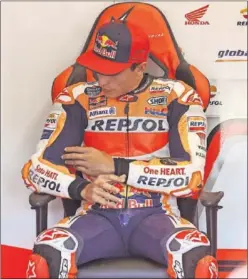  ??  ?? Márquez se toca el brazo lesionado en la segunda cita de Jerez 2020.