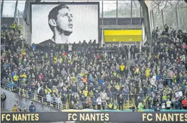  ??  ?? HOMENAJE. Los aficionado­s de Nantes prestan su respeto a Emiliano Sala en el partido ante el Nimes.