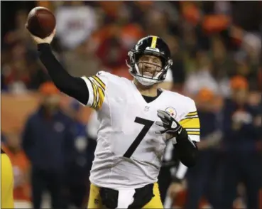  ?? DAVID ZALUBOWSKI — THE ASSOCIATED PRESS ?? Steelers quarterbac­k Ben Roethlisbe­rger (7) throws against the Broncos on Nov. 25 in Denver.