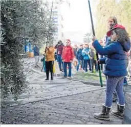  ??  ?? Se organizaro­n actividade­s para que los niños aprenden sobre el aceite.