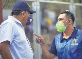  ??  ?? Duelo de pizarras. Ancheta, DT cuchero, y Carlos Romero, míster del Jocoro.