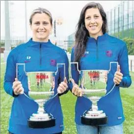  ?? FOTO: FCB ?? Sandra Paños y Jenni Hermoso posan con los premios de Zamora y Pichichi