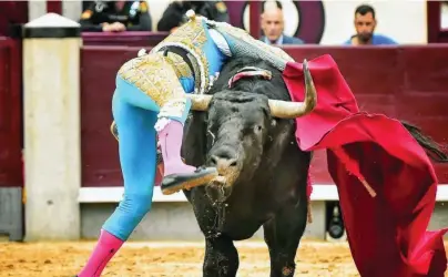  ?? ALFREDO ARÉVALO/PLAZA1 ?? Trmeneda cogida de Ginés Marín por el tercero, que le atraviesa el muslo, ayer en Las Ventas