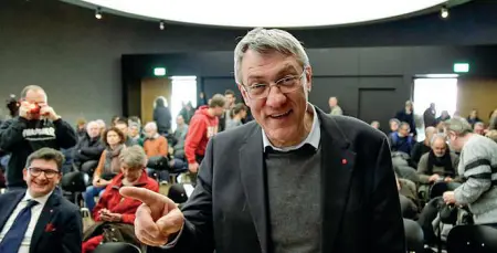  ??  ?? Segretario Maurizio Landini mentre si appresta a salire sul palco per parlare all’assemblea Cgil al centro civico Oltrisarco-Asiago