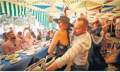  ?? MIGUEL ÁNGEL GONZÁLEZ ?? Las comidas y otras actividade­s dieron ayer contenido al Día de la Mujer en la Feria.