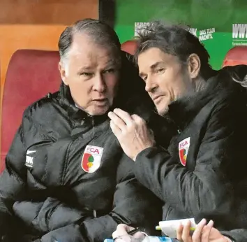  ?? Foto: Imago ?? Auch mit Jens Lehmann (rechts) läuft es beim FC Augsburg noch nicht wirklich rund. Geschäftsf­ührer Stefan Reuter glaubt trotzdem, dass der ehemalige Weltklasse-Torwart sich noch bezahlt machen wird.