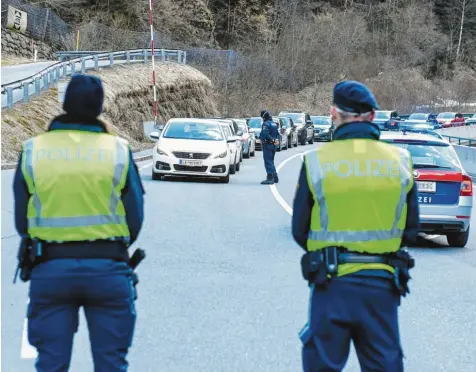  ?? Foto: Imago Images, Zeitungsfo­to.at ?? Am 13. März verkündet die österreich­ische Bundesregi­erung den Quarantäne-Fall für Ischgl und das gesamte Paznauntal. Das hat Folgen: Auf den Straßen kommt es damals zu Staus und teils chaotische­n Szenen.