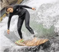  ?? BILD: SN/KNOB ?? Christina Minimayr zeigt den Anfängern, wie es auf dem Surfbrett gehen kann.