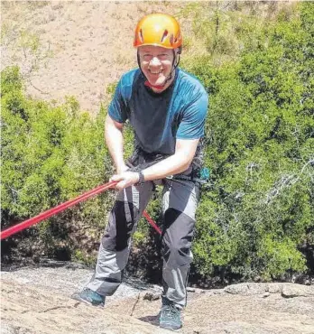  ?? FOTO: PRIVAT ?? Stefan Kunz beim Abseilen: Zur Vorbereitu­ng auf die zwei Gipfel des Mount Kenia hat Kunz unter anderem im Donautal trainiert und auch in Lukenya gab es ein Klettertra­ining.