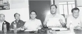  ??  ?? THE BN CANDIDATE: Nogeh (second right) showing a BN brochure containing his bio data. Also in the photo are (from left) SPDP vice president Rayan Narong, Siten, Harry and John