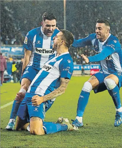  ?? FOTO: ALAVÉS ?? ¡Vaya pareja!
Lucas Pérez y Joselu celebran un gol, en presencia de Camarasa, durante un partido del Alavés