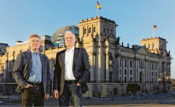  ?? Foto: Jens Oellermann, dtv ?? Politische Befindlich­keitsforsc­her: die Journalist­en Peter Dausend (li.) und Horand Knaup vor dem Berliner Reichstag.