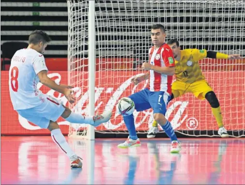  ??  ?? Adolfo anota el segundo gol de la Selección ante Paraguay en el duelo mundialist­a celebrado ayer en el Klaipeda Arena de Lituania.