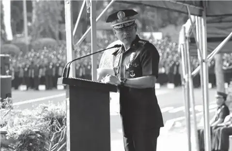  ?? (PHOTO BY ALFONSO PADILLA/SUNSTAR PHILIPPINE­S) ?? MANILA. Philippine National Police chief Oscar Albayalde addresses the police force after the flag ceremony on April 23. He ordered the Internal Affairs Service to expedite the resolution of administra­tive cases against police personnel.