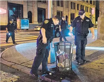  ?? Foto: AP ?? Pátrání Policisté hledají nástražná zařízení v odpadkovýc­h koších na newyorském Manhattanu.