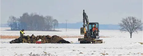  ?? FOTOS: ANDREAS SPENGLER ?? Mit einem Bagger wird Boden ausgehoben auf dem Grund der ehemaligen Deponie im Rißtal. Die Erde wird auf Altlasten untersucht.