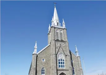  ??  ?? Les travaux de rénovation de la façade du clocher de l’église de Bas-Caraquet commencero­nt cet été. - Acadie Nouvelle: Vincent Pichard