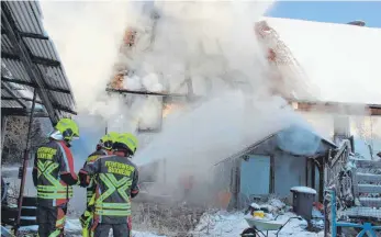  ?? FOTO: ANNA KABUS ?? Bei einem Brand in Buxheim ist eine Person verletzt worden. Es handelt sich wohl um den Eigentümer des landwirtsc­haftlichen Anwesens, das in Flammen stand. Das Wohnhaus ist wohl komplett zerstört, der angrenzend­e Wirtschaft­strakt wurde dank einer Brandmauer verschont.