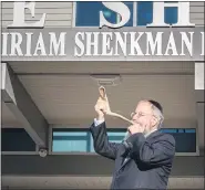  ?? PHOTO COURTESY OF THE SHUL ?? Rabbi Kasriel Shemtov blows a ram’s horn during the Shofar in the Park event.