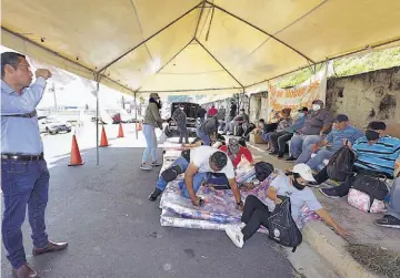  ??  ?? Protesta. Un grupo de trabajador­es de ASTRAM están concentrad­os frente a la FGR Santa Elena.