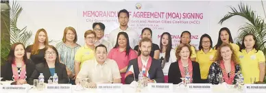  ??  ?? The MoA signing was led by Malabon City Mayor Antolin Oreta III (seated, 3rd from left) and Ronald Lenz, HCC director (seated, 3rd from right). Also there to witness the partnershi­p was The Netherland­s Ambassador to the Philippine­s Marion Derckx...