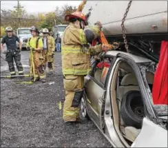  ?? TOM KELLY III — DIGITAL FIRST MEDIA ?? First responders got hands-on experience dealing with extricatio­n and treatment of drivers and passengers involved in a bus crash.