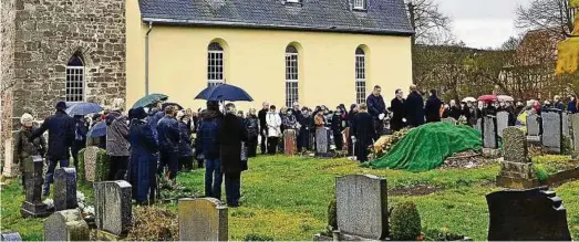  ?? Foto: Bernd Rödger ?? Auf dem Hohenfelde­ner Kirchhof wurde Ulrike Drasdo gestern beigesetzt.