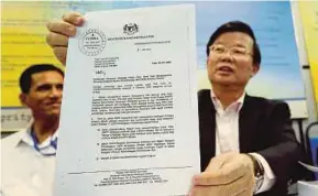  ?? PIC BY DANIAL SAAD ?? Chow Kon Yeow with a letter from the Finance Ministry regarding the applicatio­n of the loan from China Export Import Bank, during a press conference in George Town yesterday.