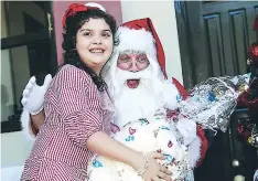  ??  ?? Sophia Moya cumplió el sueño de conocer a Santa Claus.