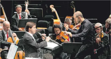  ?? FOTO: MATHIS/FESTSPIELE ?? Omer Meir Wellber, Gastdirige­nt der Wiener Symphonike­r, und Ramón Ortega Quero bei Richard Strauss’ Konzert für Oboe und Orchester.