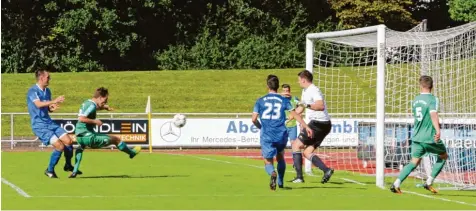  ?? Foto: Dieter Mack ?? Ichenhause­ns Martin Wenni (links) kann nur zuschauen, wie Nördlingen­s Nico Oefele abzieht. Zuvor war Janick Reitz (Mitte) von Daniel Holzmann (rechts) überlaufen worden. Hier wird Keeper Simon Zeiser zwar nicht überwunden. Am Ende verliert der SCI...