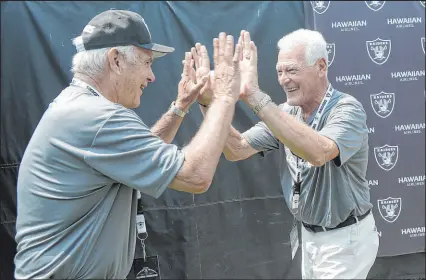  ?? Jeff Chiu The Associated Press ?? Even decades later, former Raiders teammates Daryle Lamonica, left, and Phil Villapiano enjoy each other’s company when they gather for events like an alumni weekend.