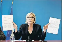  ?? BENOIT TESSIER / REUTERS ?? Le Pen mostrando una carta del banco Société Générale