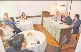  ??  ?? Luis María Benítez Riera junto a Enrique Bendaña y Ángel Aguilera, ayer en la conferenci­a.