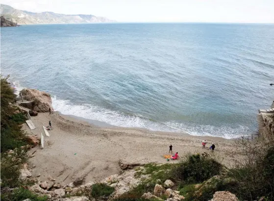  ??  ?? Playa Carabeillo är en av flera stränder i Nerja.