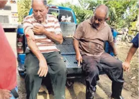  ?? M. GAMBOA. ?? Los agricultor­es salieron del guindo con la ayuda de varios testigos.