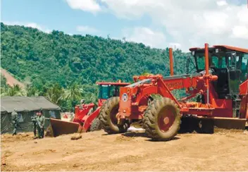  ?? PNA FOTO ?? EARTHMOVIN­G WORKS. Horizontal work at the 11-hectare relocation site for Marawi evacuees has started. A total of 5,000 temporary housing units will be built in the area, located in Barangay Sagongsong­an.