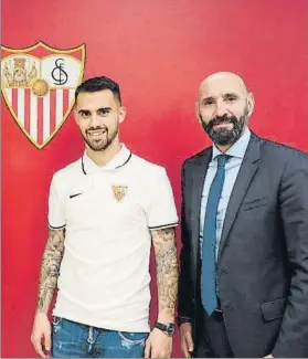  ?? FOTO: SEVILLA CF ?? El extremo gaditano Suso, con el director deportivo Monchi, en la sede del club