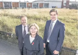  ??  ?? >
From left: Gerald Gannaway (Finance Birmingham), Cllr Izzi Seccombe (WMCA) and Tom Wilcox (Cordwell) at the Walsall site