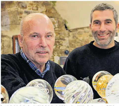  ??  ?? Posant derrière les boules d’escalier, qui ont fait décoller les Verreries de Bréhat vers le marché du luxe, Yves Neumager et son fils Stéphane.