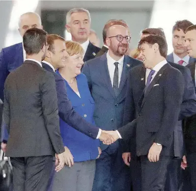  ?? Ansa ?? Visioni opposte Il presidente della Commission­e Finanze Alberto Bagnai. In alto Angela Merkel con Macron e Conte