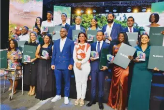  ?? ANEUDY TAVÁREZ ?? Raquel Peña y Rafael Féliz junto a los ganadores del Premio Nacional de la Juventud.