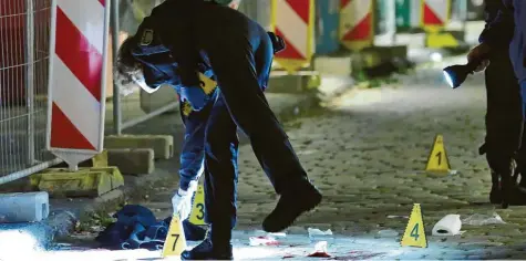  ?? Foto: Halkasch, dpa ?? Spurensich­erung in Dresden: Bei einer Messeratta­cke kam Anfang Oktober ein Tourist ums Leben. Die Polizei rätselte zunächst über das Motiv.