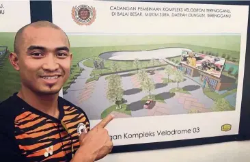  ??  ?? My baby: Track cyclist Azizulhasn­i Awang showing the plan for the new velodrome named after him back in his hometown in Dungun.