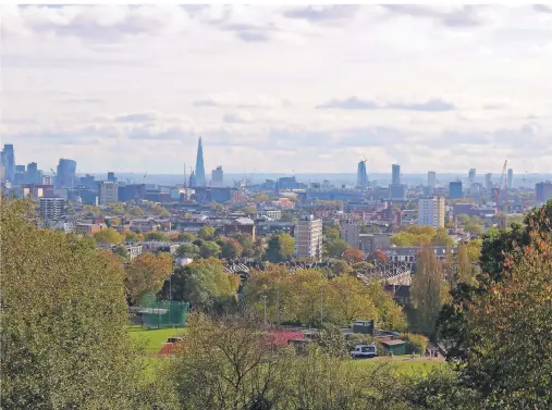  ?? FOTO: CHRISTOPH DRIESSEN/DPA-TMN ?? Londoner Skyline von Hampstead Heath aus: In dem Wald- und Wiesengebi­et haben Besucher nicht mehr das Gefühl, in einer Großstadt zu sein.