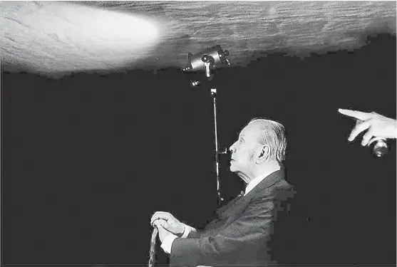  ?? FOTOS: DANIEL MORDZINSKI ?? Jorge Luis Borges en Buenos Aires, 1978