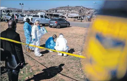  ?? Photos: Emmanuel Croset/afp & Aaron TAM/AFP ?? Connection­s: Police investigat­e in the aftermath of a tavern shooting in Soweto in which 14 people died (above). A report suggests the numerous criminal incidents in the country every day are not as isolated as they might seem. The smuggling of wildlife products, such as rhino horn (left), is among the 15 top illicit markets in South Africa, it says.