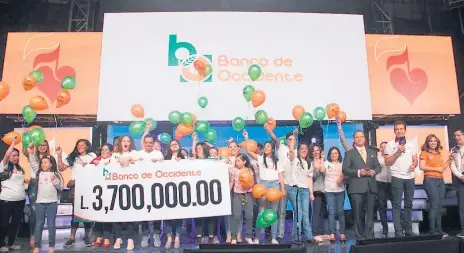  ??  ?? SOLIDARIDA­D. Nahún Moreno, gerente de Mercadeo de Banco de Occidente, hizo entrega de la donación en nombre de los donantes que apoyaron la Teletón 2018.