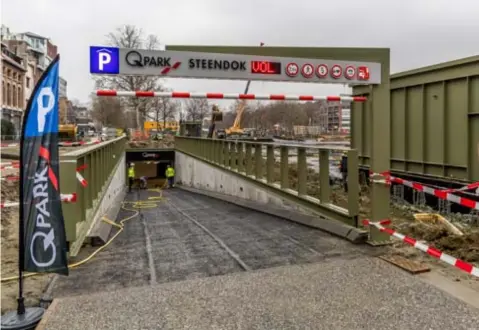  ?? FOTO WALTER SAENEN ?? De ingang van parking Steendok op de Gedempte Zuiderdokk­en. Op de parking komt een van de parken.